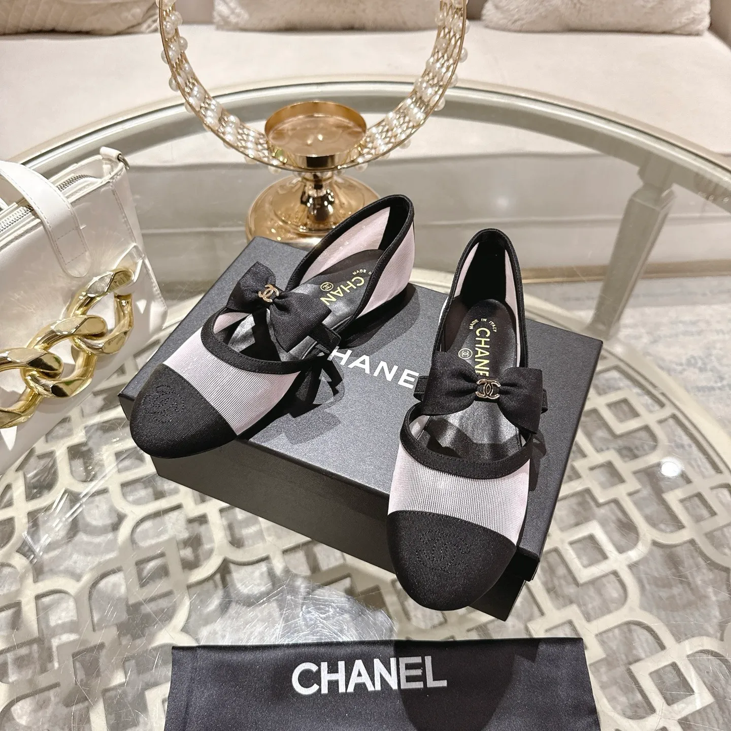 👟👟Ex-factory price 540👟👟 Mesh [purchase-level quality] CHANEL Xiaoxiang 25/A new summer bow-tie shoes 💃 This pair of loafers is really breathtakingly beautiful! Made of cowhide fabric + imported mesh, every detail exudes a sense of high-end ~ classic bow design, Italian genuine leather sole, comfortable and classy on the feet, a perfect must-have for fairies!  🌟 All counters are from the same source! All materials are customized according to the original 1:1, and are developed and patterned from genuine products. The quality is absolutely assured ~ a classic that must be bought every year, a versatile artifact that looks great whether paired with skirts or jeans!  💖 The perfect finishing touch for summer outfits, sisters, just do it! 👉 Fabric: Imported sheepskin Lining: Imported sheepskin Outsole: Private molded outsole Code number: 35-40 (41 customized, non-refundable) Mesh surface